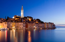 Blick auf die beleuchtete Altsatdt von Rovinj am Abend