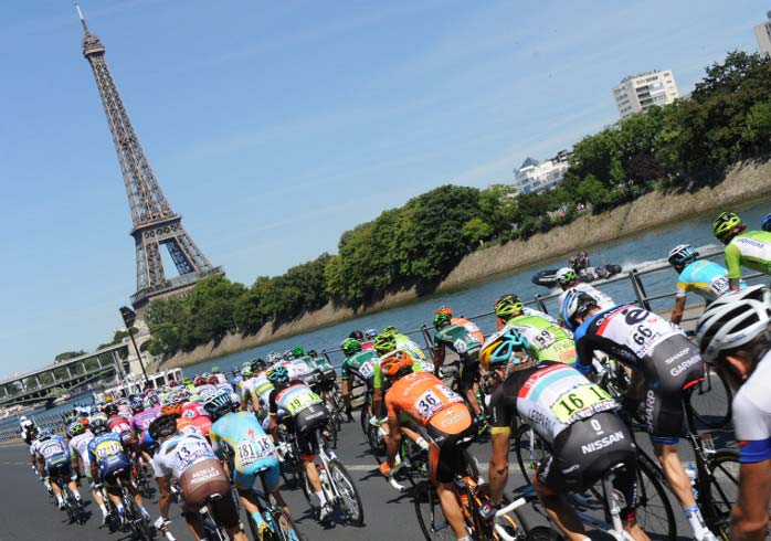 Peloton fährt durch Paris