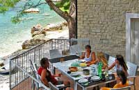 Mediterrane Ferienhaus an einem schönen Kiesstrand. 